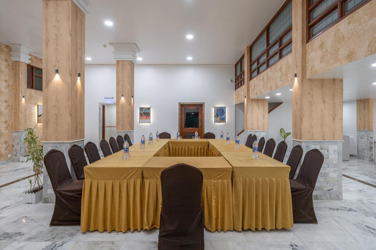 Hotel Apex Surat Exterior foto