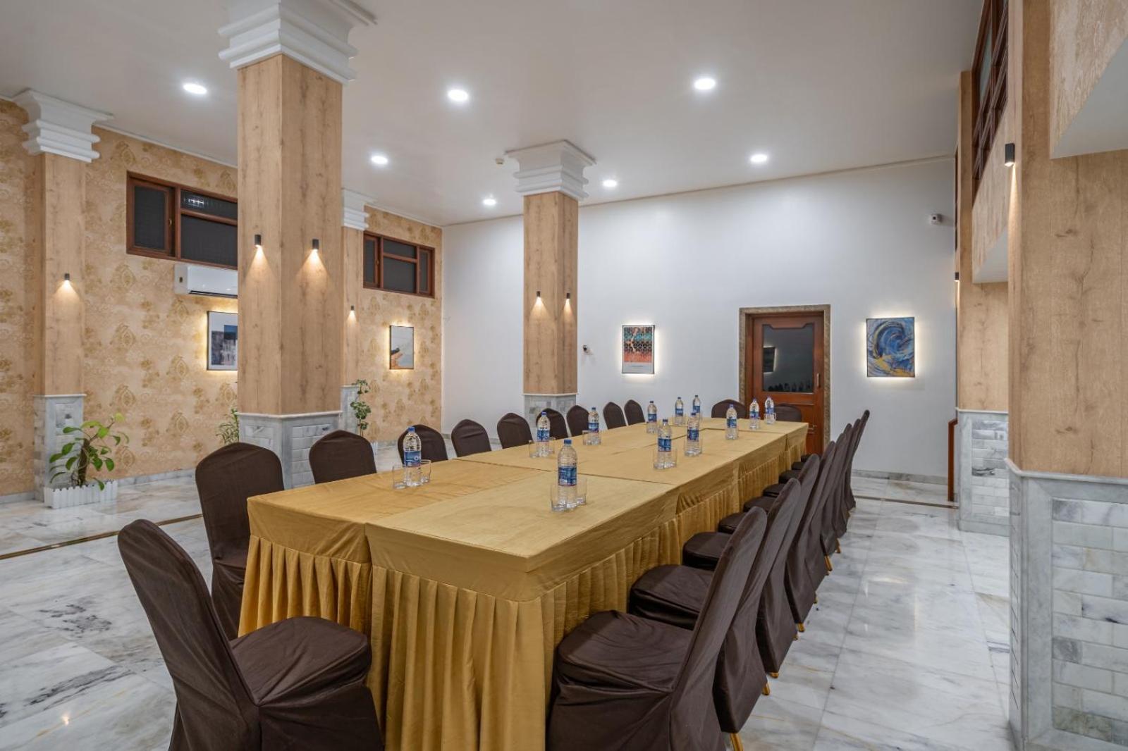 Hotel Apex Surat Exterior foto