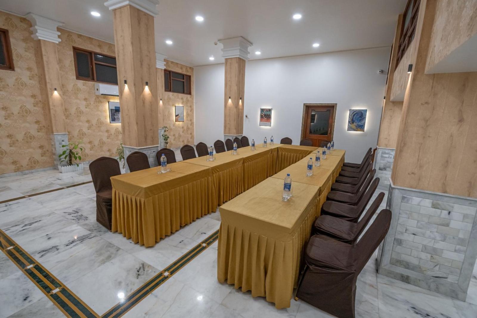 Hotel Apex Surat Exterior foto