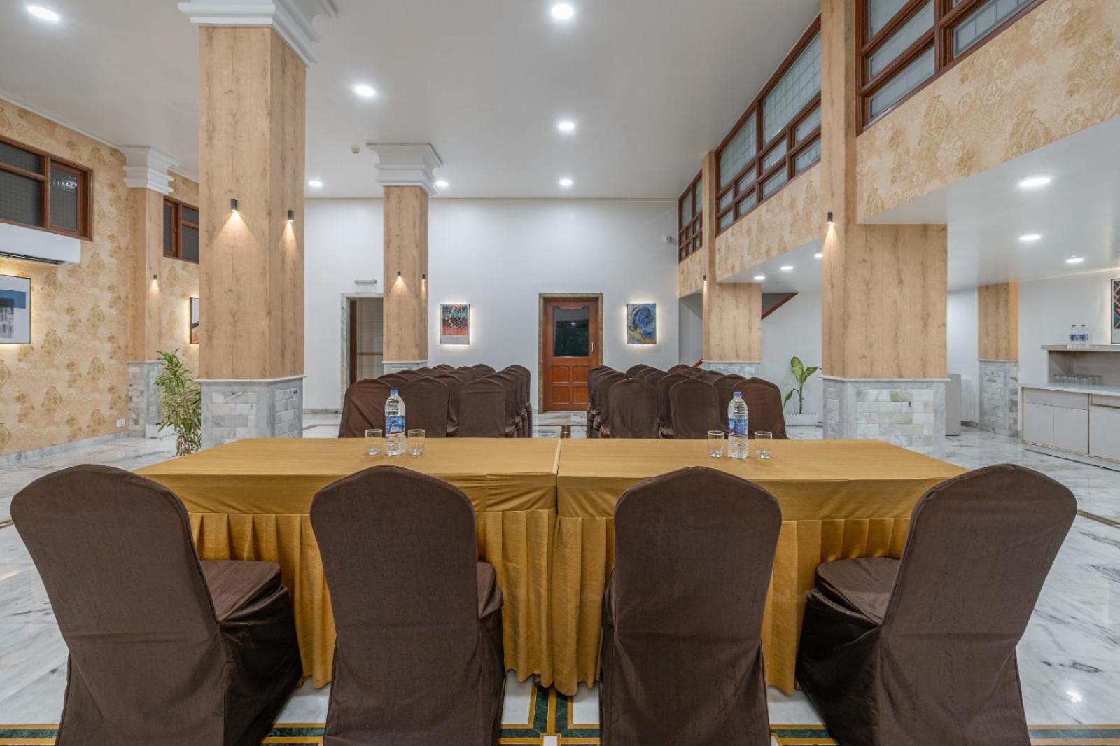 Hotel Apex Surat Exterior foto
