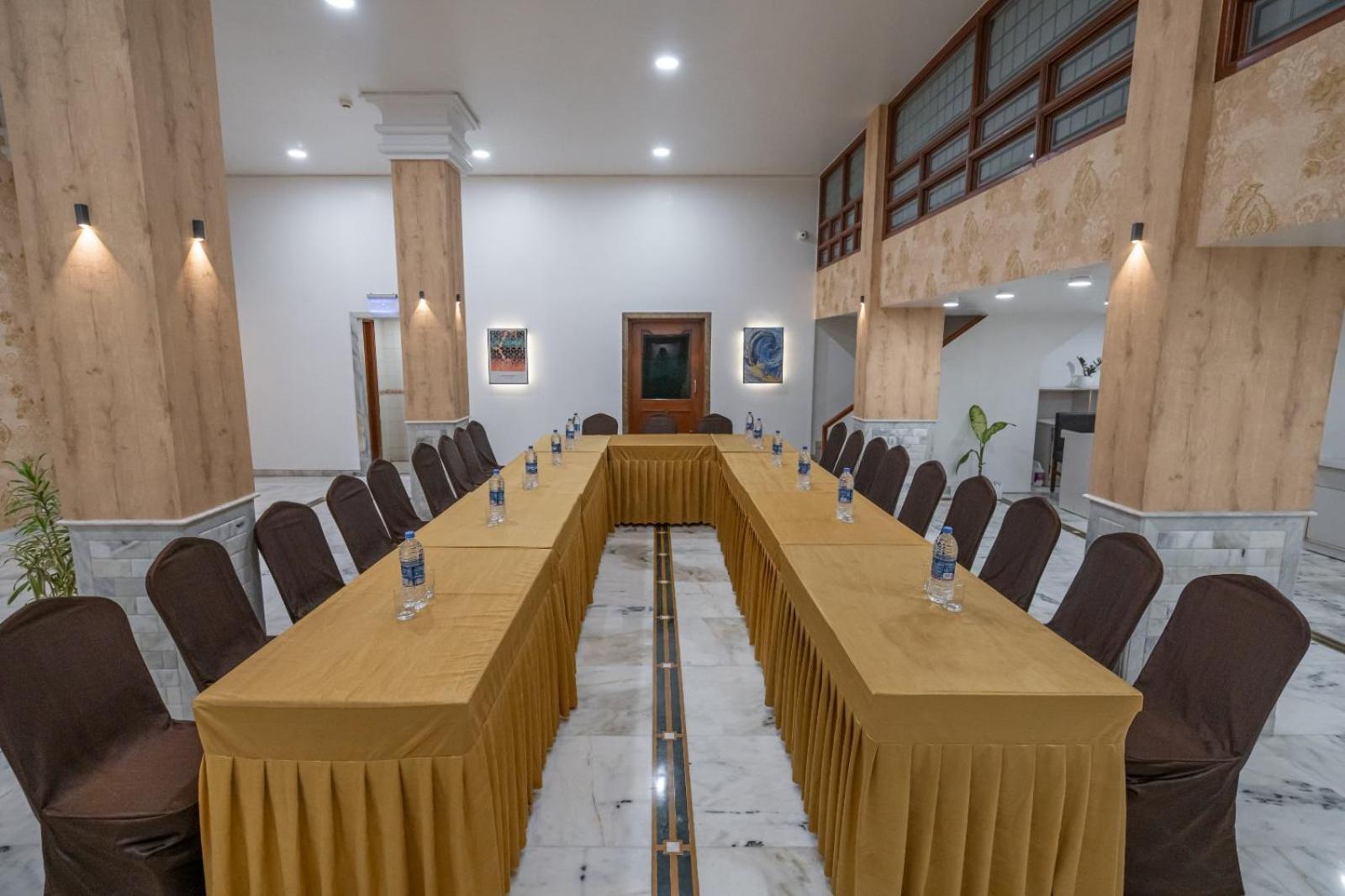 Hotel Apex Surat Exterior foto