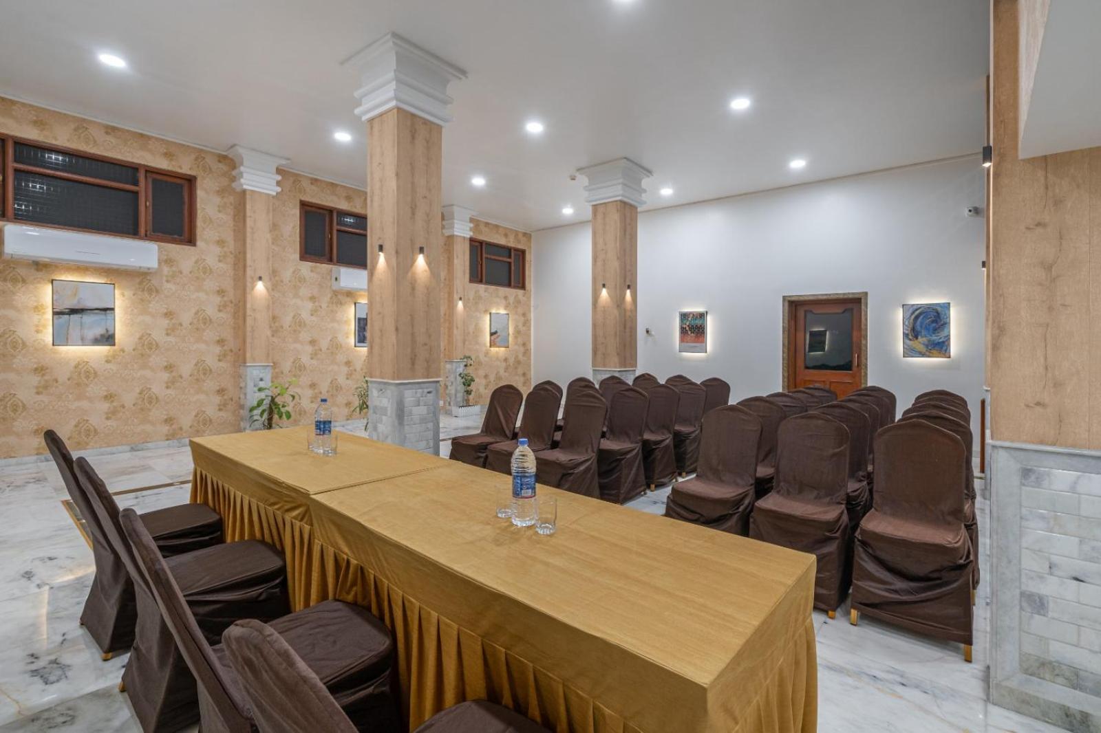 Hotel Apex Surat Exterior foto