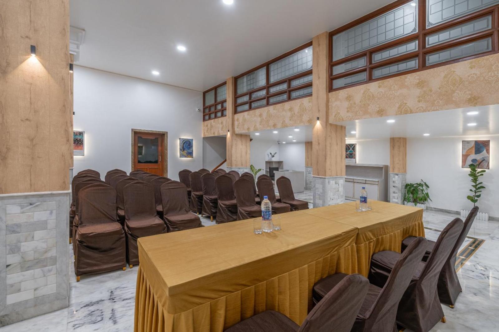 Hotel Apex Surat Exterior foto