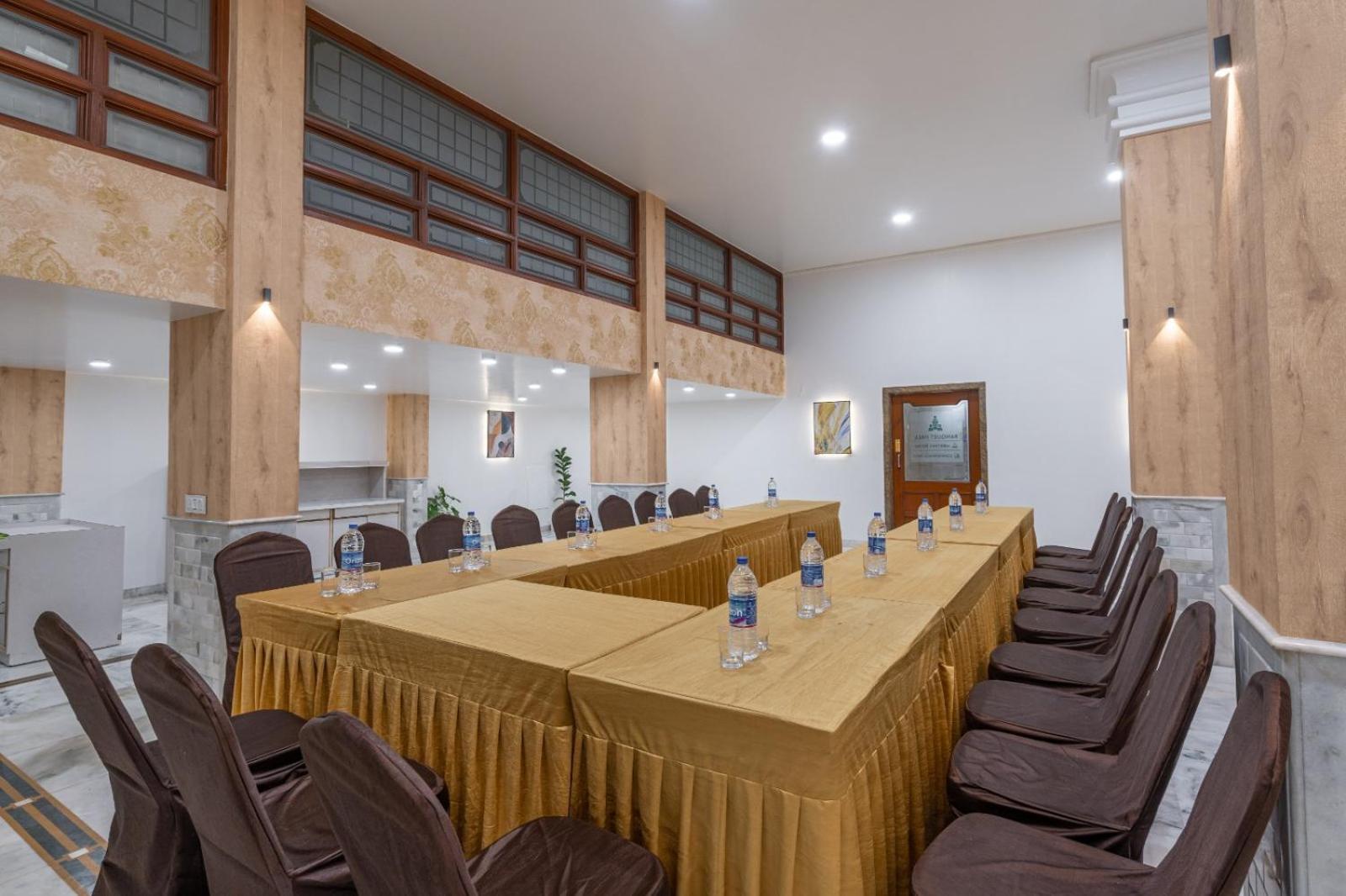 Hotel Apex Surat Exterior foto