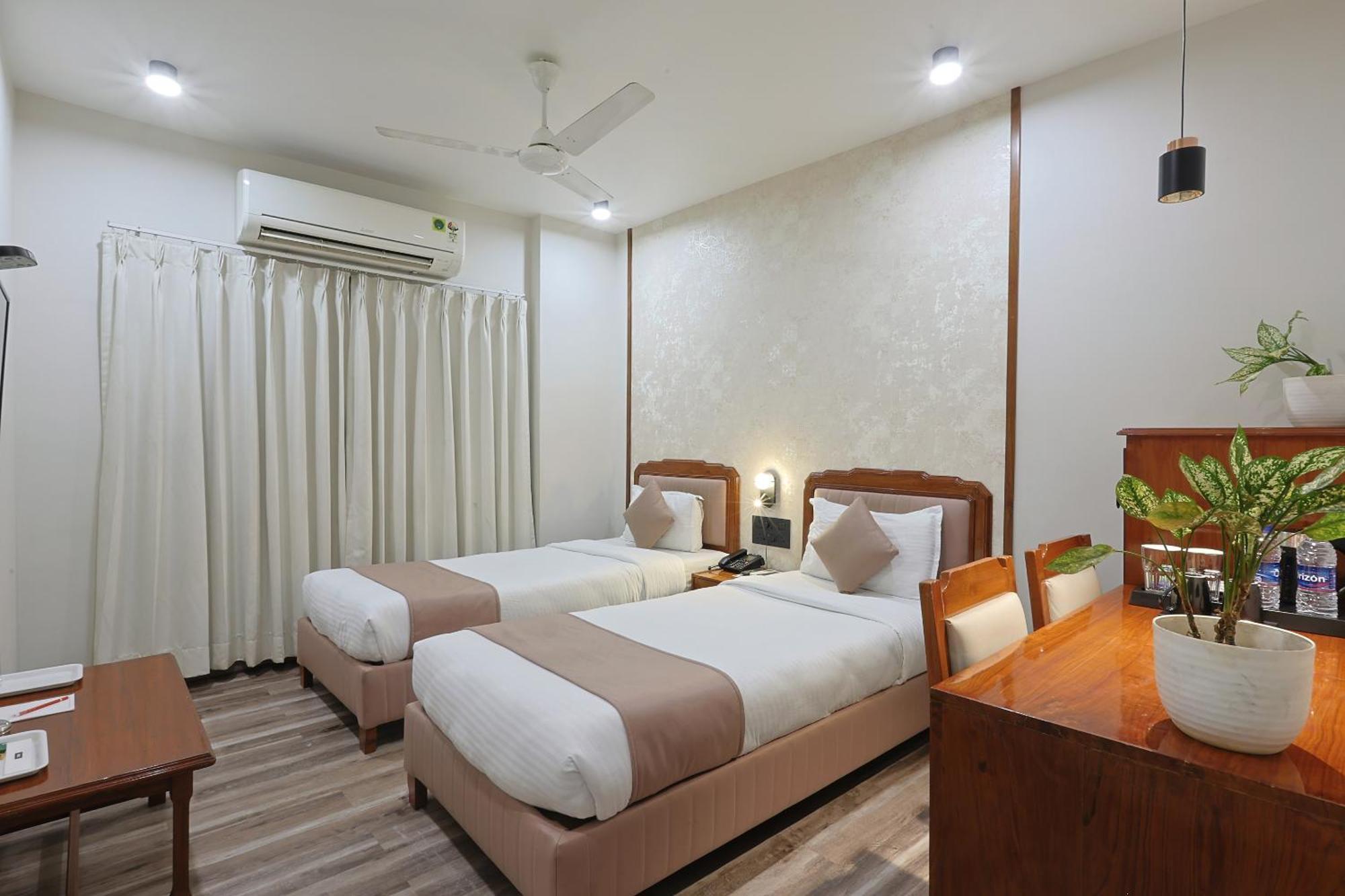 Hotel Apex Surat Exterior foto