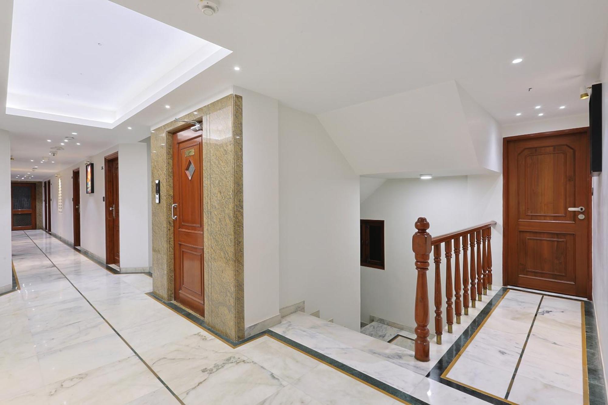 Hotel Apex Surat Exterior foto