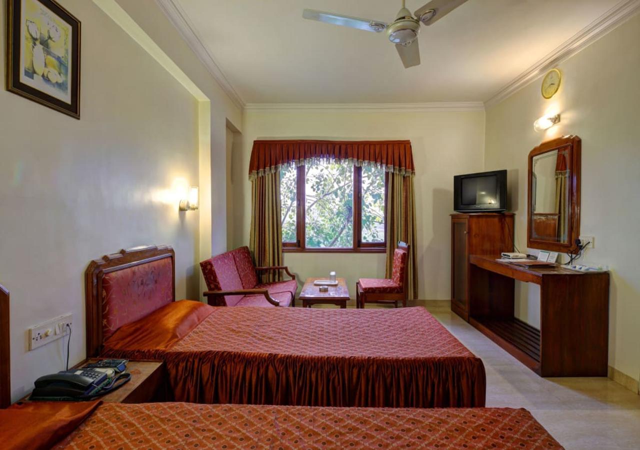 Hotel Apex Surat Exterior foto